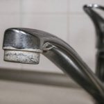 Calcaire dans l’eau : quels impacts sur la santé ?
