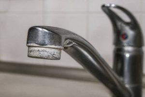 Calcaire dans l’eau : quels impacts sur la santé ?